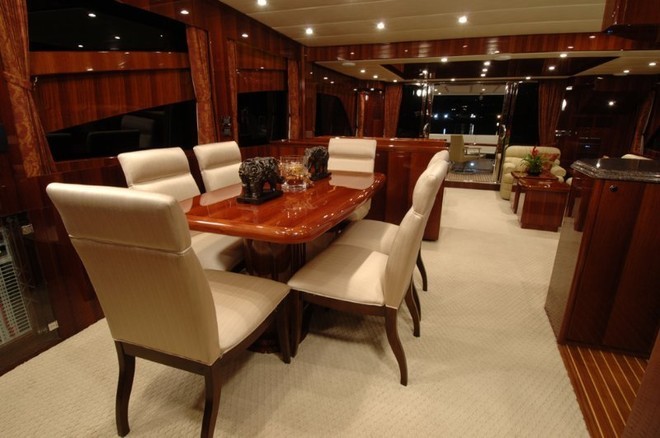 Dining aboard the Johnson 75’ is all class. © SW